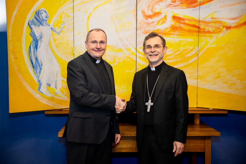 Erzbischof Josef Grünwidl begrüßt Bischofsvikar Richard Kager im Amt.