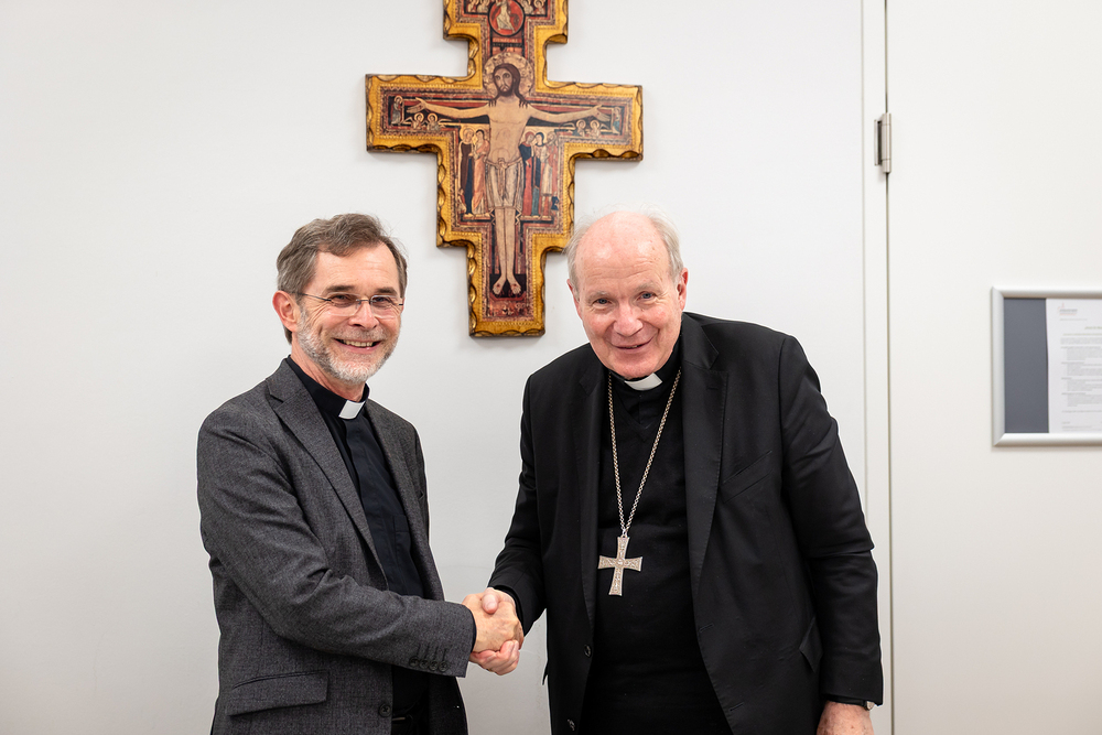 Erzbischof Grünwidl und Kardinal Schönborn. / Erzdiözese Wien/ Stephan Schönlaub Erzbischof Grünwidl und Kardinal Schönborn.